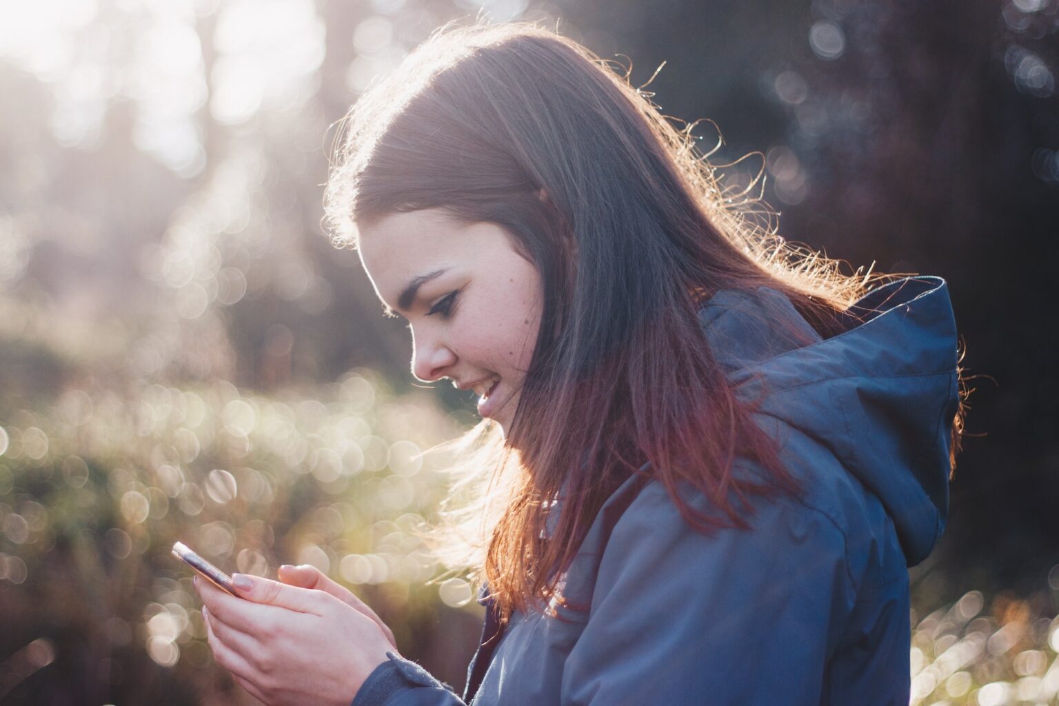 femme devant son téléphone portable